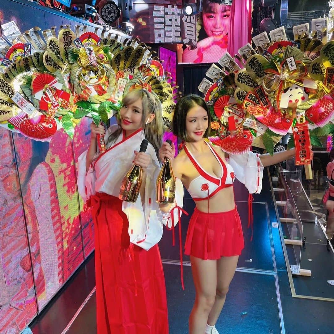 Yukkyのインスタグラム：「新年より映えさせてもろて🎍 ありがとうございます🙏🏼 熊手RIONの販売は10日までとなってます✨ . . . . . #burlesquetokyo#happynewyear#showgirl#dancer#japanesegirl#girl#japaneseculture#instalike#instadaily#instagood#lfl#fff#costume#anime#2021#バーレスク東京#ダンサー#お正月#巫女#新年#丑年#熊手#奈白黑奈#黒髪ボブ#舞台」