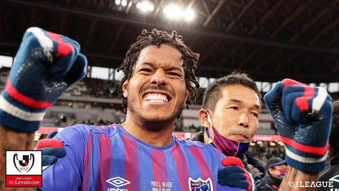 のインスタグラム：「Ainda sobre o nosso título... Só agradecer!!! 🏆⚽️🙏🏾」