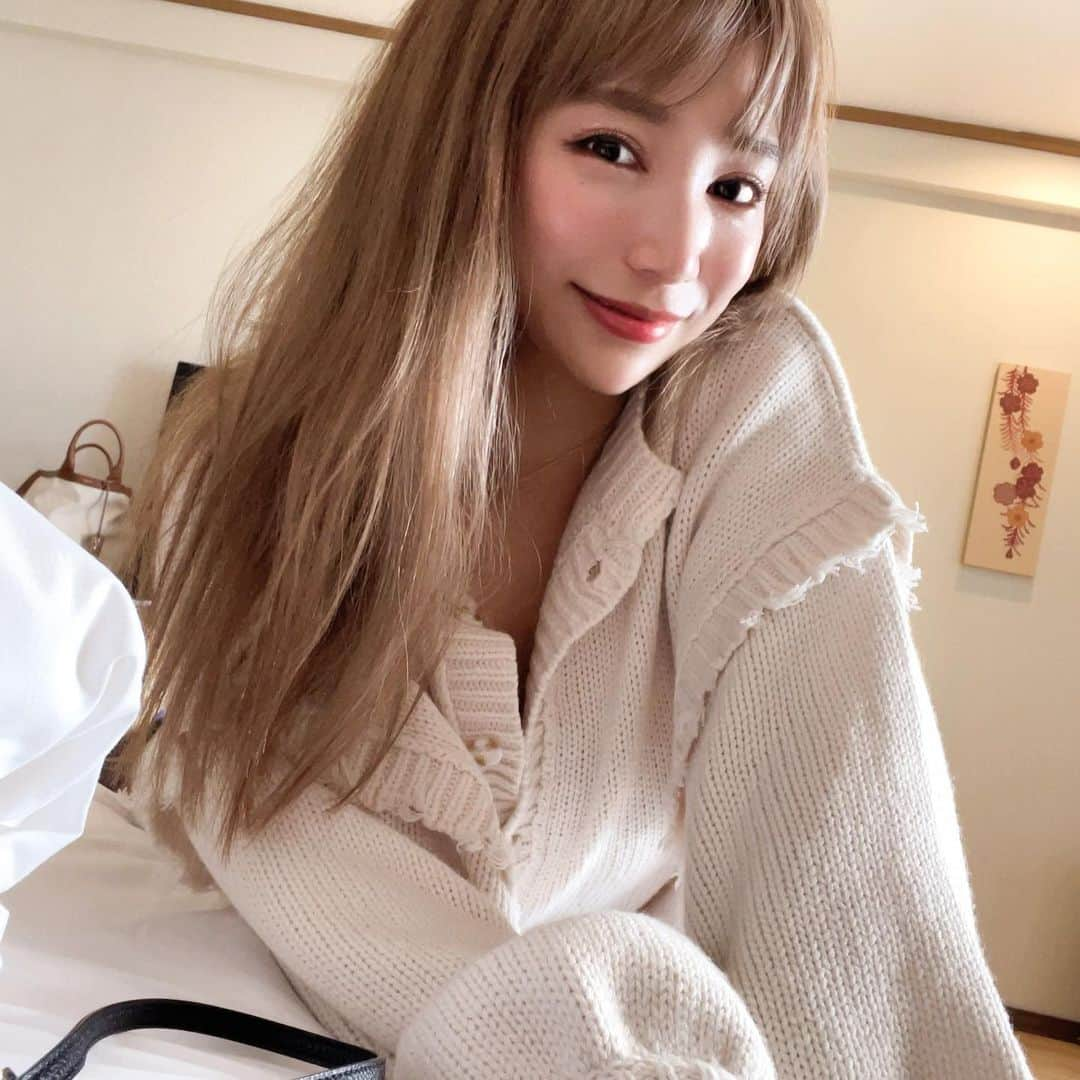 三浦あくりさんのインスタグラム写真 - (三浦あくりInstagram)「new hair✂️ 年末に最後のヘアメンテナンスへ♡ . 綺麗すぎる。。 明るいベージュです！2.3枚目ノー加工 お人形さんみたいな髪の毛です。 （かみのけな） いつも可愛くしてくれて 自信をつけさせてくれる神様 @tatsu524merry  本当にありがとう💜 #merry#hair#ヘアカラー #渋谷美容院」1月6日 11時33分 - akurimiura