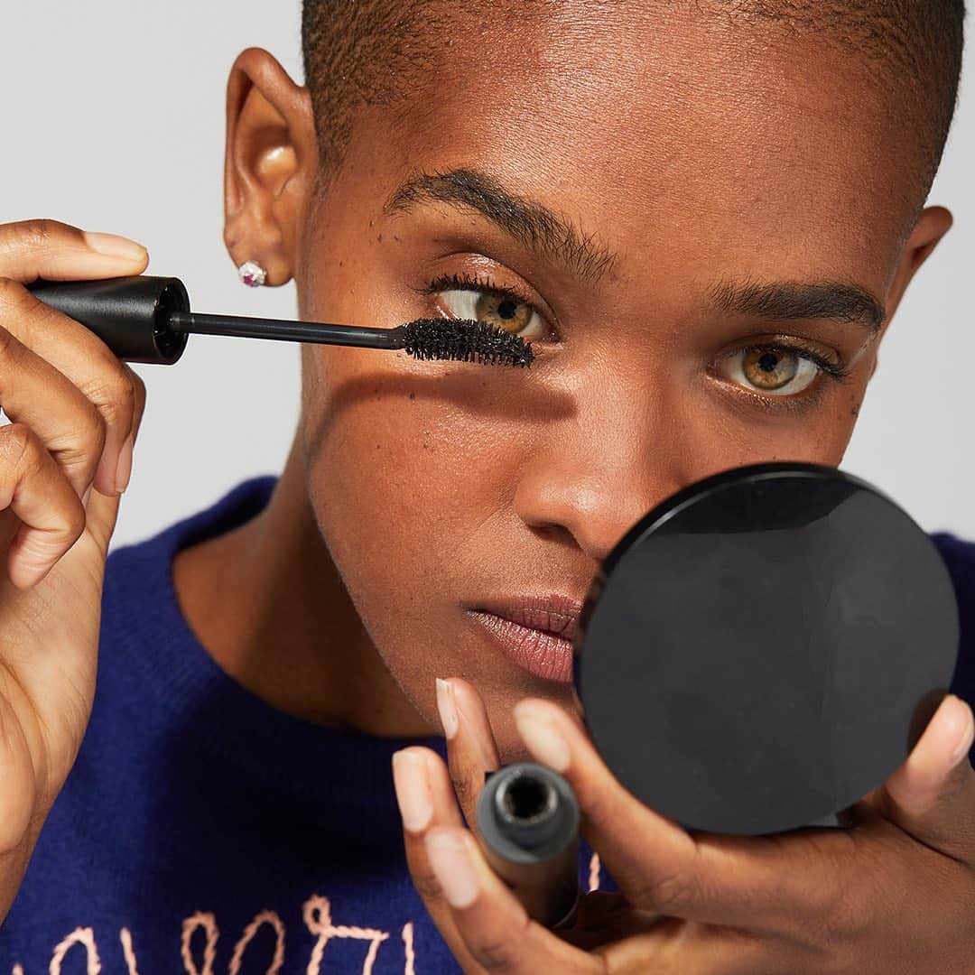 ボビー・ブラウンのインスタグラム：「Really Rich and really clean. So proud of this mascara we named it The Mascara. Thank you @wmag for making it to your top 10 list. Our first award for @jonesroadbeauty #socool @mecca_allah @benritterphoto @linguafrancanyc she’s wearing Tawny on her cheeks eyes and lips. The only balm color we have left. But all will be back in stock Feb 1 if not a moment before. Thanks for the love」