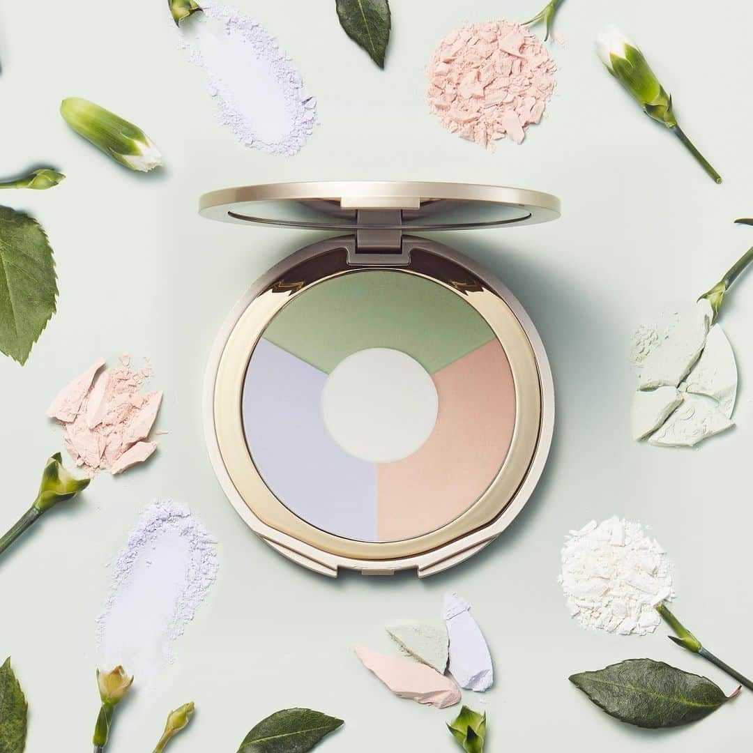 Stila Cosmeticsさんのインスタグラム写真 - (Stila CosmeticsInstagram)「PICK. CHOOSE. SWIRL. USE  Customize your beauty routine w/ #StilaCosmetics *New One Step Correct Brightening Finishing Powder. Select individual shades based on your individual needs (“Peach” for under eyes, “Mint” counteract redness  or “Lavender” to soften cheek color) or, swirl all three for a universal brightening.  #onestep #correcting #universal #shades #beauty #powder #brighten」1月6日 2時36分 - stilacosmetics