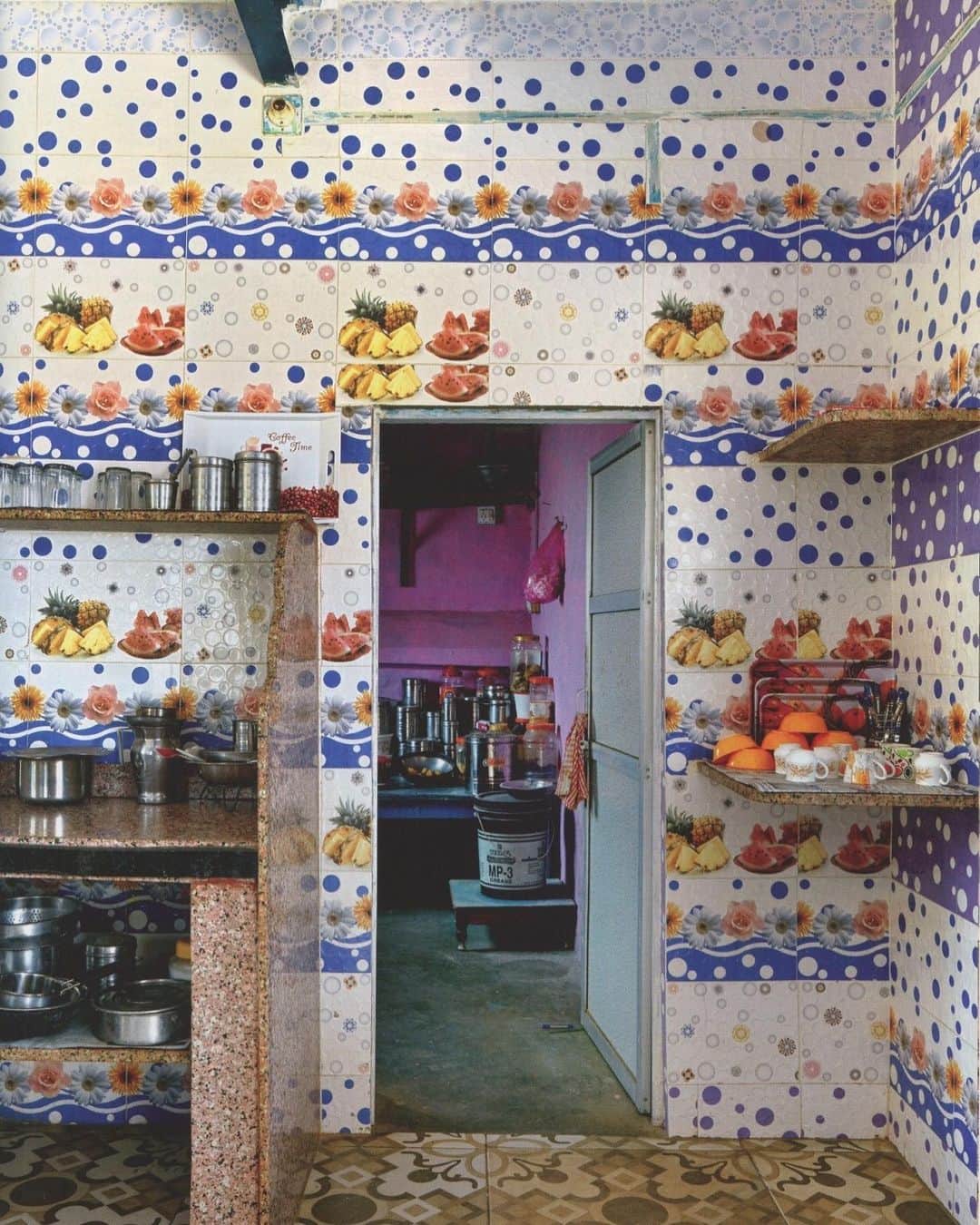 Araksさんのインスタグラム写真 - (AraksInstagram)「Feeling this fruity kitchen.  Rajasthan, India. From @TheWorldofInteriors , June 2020. Photo ~ Simon Brown.」1月6日 2時42分 - araksofficial