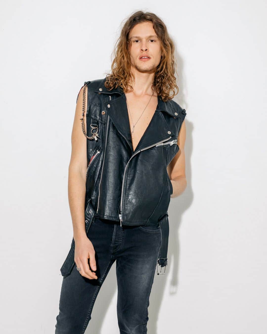 ケアレーベルのインスタグラム：「Nostalgic rock vibe⁣ ⁣⁣⁣⁣⁣⁣⁣⁣⁣ care-label.com⁣⁣⁣⁣⁣⁣⁣⁣⁣⁣⁣⁣⁣⁣⁣⁣⁣ ⁣⁣⁣⁣⁣⁣⁣⁣⁣⁣⁣⁣⁣⁣⁣ #carelabel #denimlovers #denimstory #denimaddiction」