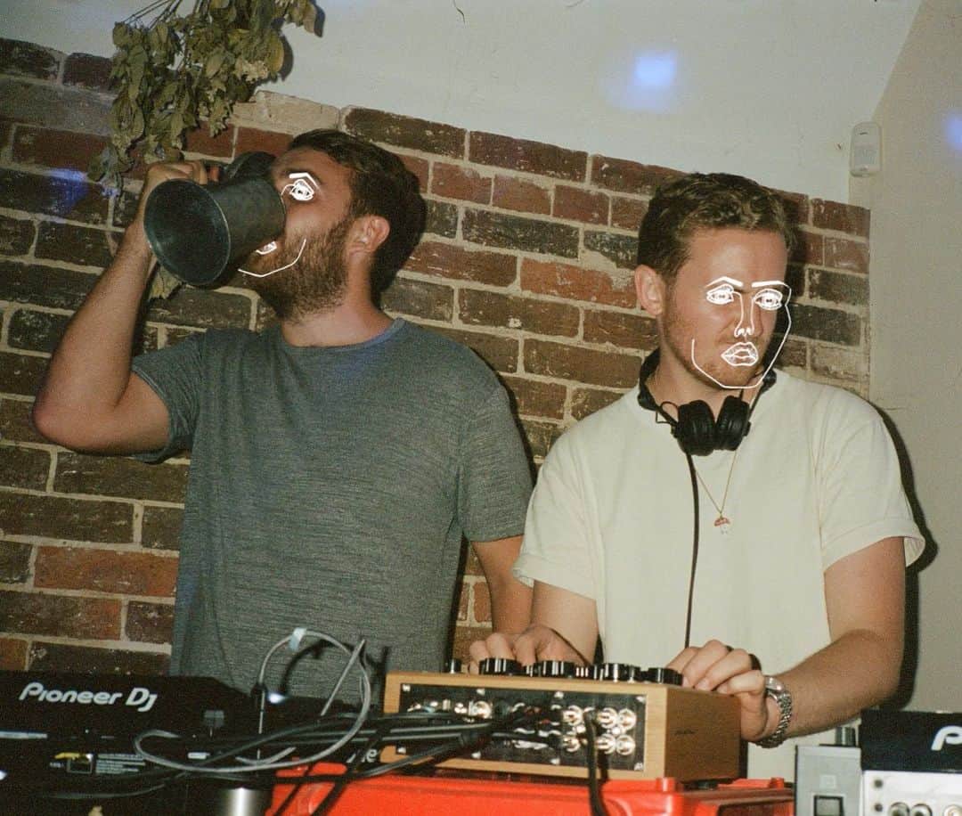 のインスタグラム：「A rare sight in nature of Howard drinking a🍺 (zoom for hidden secret stank face) 🎶 Happy 2021 to you all ♥️」