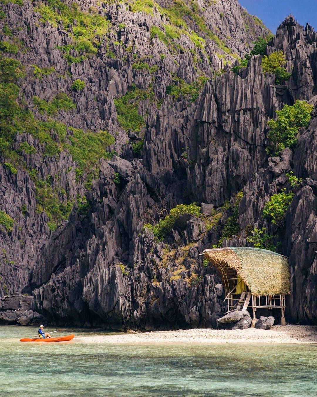 Travis Burkeさんのインスタグラム写真 - (Travis BurkeInstagram)「PALAWAN TRIP GIVEAWAY W/ @matadornetwork! 🏝 ⠀ Win a 2021 island-hopping dream trip to Palawan, Philippines with @matadornetwork — for you and a +1 (including round-trip global airfare!!) ⠀ Let’s start 2021 the right way! Most of us had a challenging last year so I teamed up with Matador to do something insane. We are offering 2 people the chance of a lifetime to join me on a group trip to sail through this island paradise. ⠀ Here's how to enter: - Follow @matadornetwork & @travisburkephotography. ⠀ - Share this post to your story. ⠀ - Tag a friend in the comments below. ⠀ Each tagged comment counts as a new entry (enter as many times as you like!) ⠀ Photos were all taken on this same trip by my friend, @spoart. ⠀ Open globally. Winner announced on @matadornetwork (1/19). Terms and conditions here: (https://bit.ly/3mshfco) #sponsored #giveaway #Philippines #2021」1月6日 3時00分 - travisburkephotography