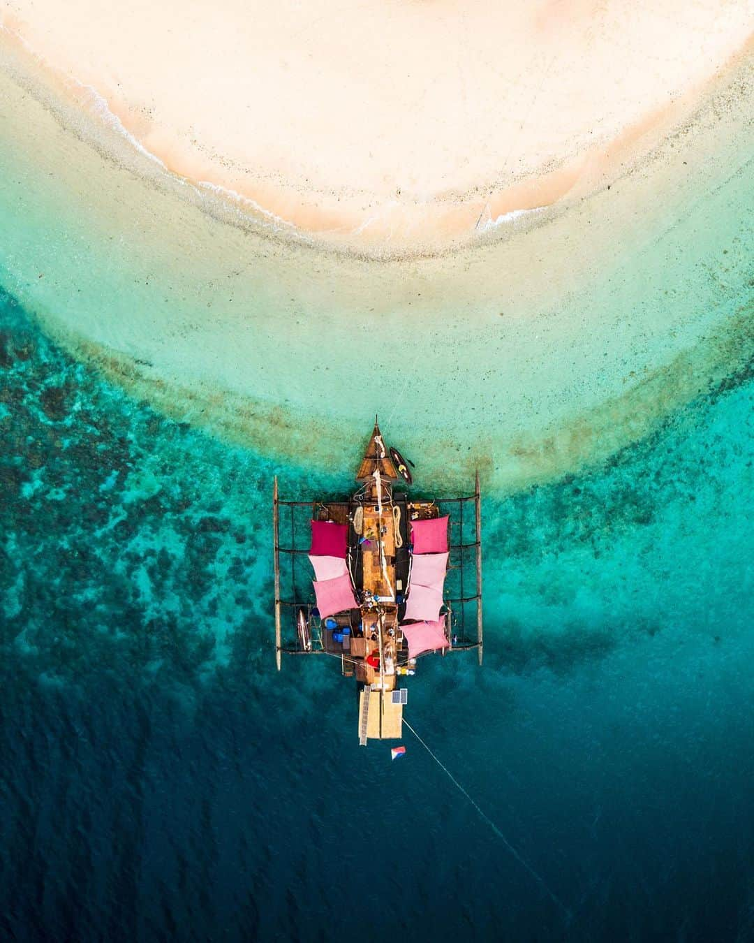 Travis Burkeさんのインスタグラム写真 - (Travis BurkeInstagram)「PALAWAN TRIP GIVEAWAY W/ @matadornetwork! 🏝 ⠀ Win a 2021 island-hopping dream trip to Palawan, Philippines with @matadornetwork — for you and a +1 (including round-trip global airfare!!) ⠀ Let’s start 2021 the right way! Most of us had a challenging last year so I teamed up with Matador to do something insane. We are offering 2 people the chance of a lifetime to join me on a group trip to sail through this island paradise. ⠀ Here's how to enter: - Follow @matadornetwork & @travisburkephotography. ⠀ - Share this post to your story. ⠀ - Tag a friend in the comments below. ⠀ Each tagged comment counts as a new entry (enter as many times as you like!) ⠀ Photos were all taken on this same trip by my friend, @spoart. ⠀ Open globally. Winner announced on @matadornetwork (1/19). Terms and conditions here: (https://bit.ly/3mshfco) #sponsored #giveaway #Philippines #2021」1月6日 3時00分 - travisburkephotography