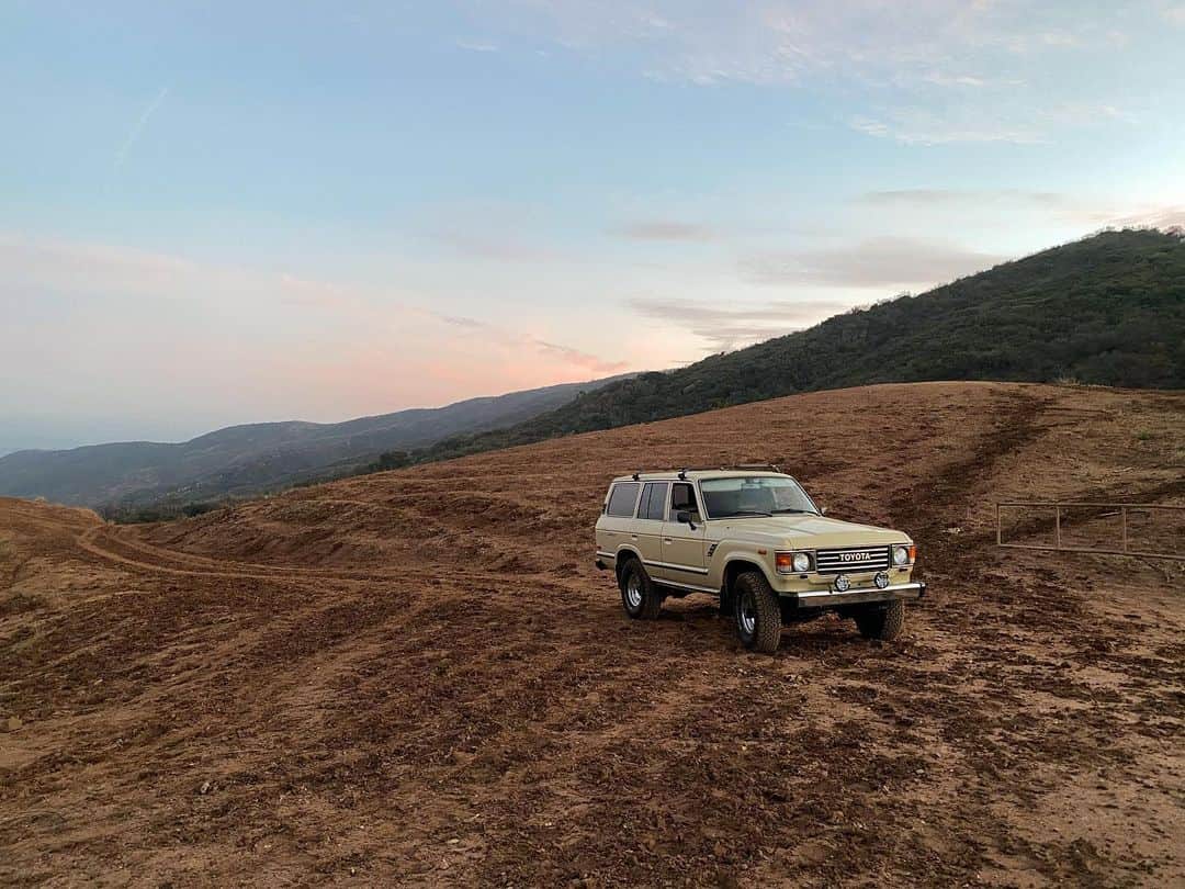 のインスタグラム：「Took Sandy up a dirt road.」