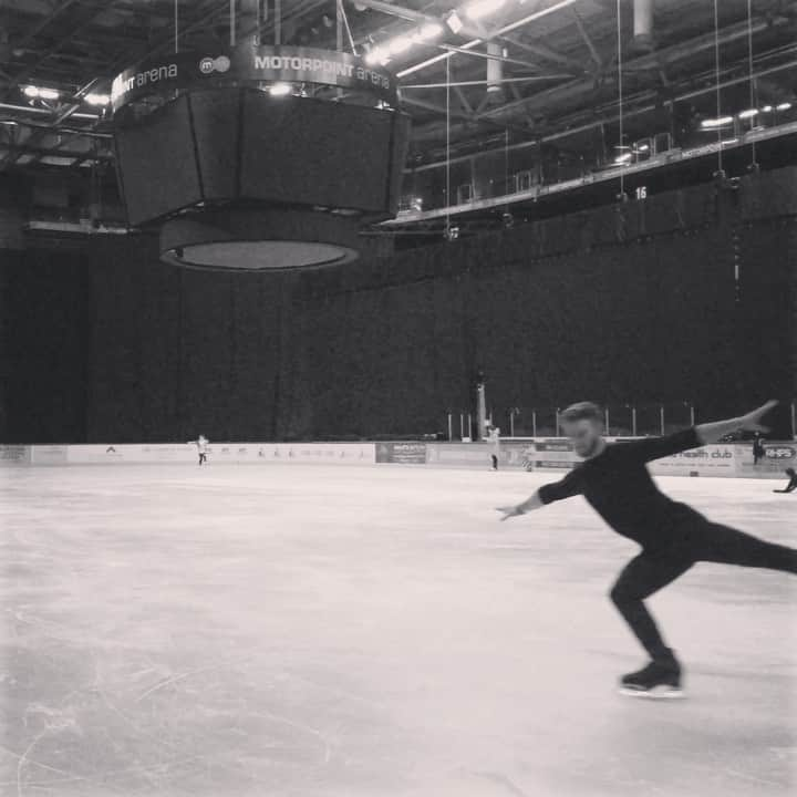 Phil Harrisのインスタグラム：「We keep going!!! 👊🏼💪🏼⛸❤️✨ . @nat_ice_centre @nottinghamarena @britishiceskating @jackson.ultima  . #traininghub #elitetraining #lockdown #covid19 #figureskating #figureskater #iceskating #iceskater #iceskate #work #coach #life #lifestyle」