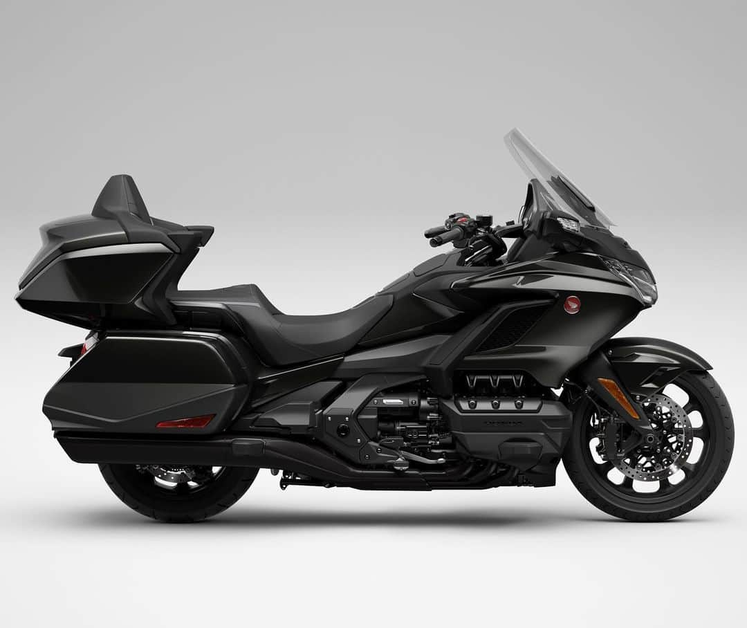 Honda Powersports USさんのインスタグラム写真 - (Honda Powersports USInstagram)「The 2021 Gold Wing expands on the goal of long-distance touring luxury with updates aimed at greater comfort and convenience. The Tour model’s top trunk is 11 liters larger, for a total of 61 liters storage capacity, and the passenger seat’s backrest features a more relaxed angle, thicker foam and a taller profile. The seat has a suede-like cover with an enhanced appearance, and the Gold Wing has colored seat piping for added color contrast. A number of audio improvements were incorporated, including upgraded, 45 watt speakers with richer audio; optimized automatic volume-adjustment level and a standard XM radio antenna. Android Auto™ integration joins Apple CarPlay integration, and the rear turn signals are now all red for a clean, stylish look.  For more info check out the video in the link in bio.   #2021hondagoldwing #goldwing #betteronahonda #hondagoldwing」1月6日 3時05分 - honda_powersports_us