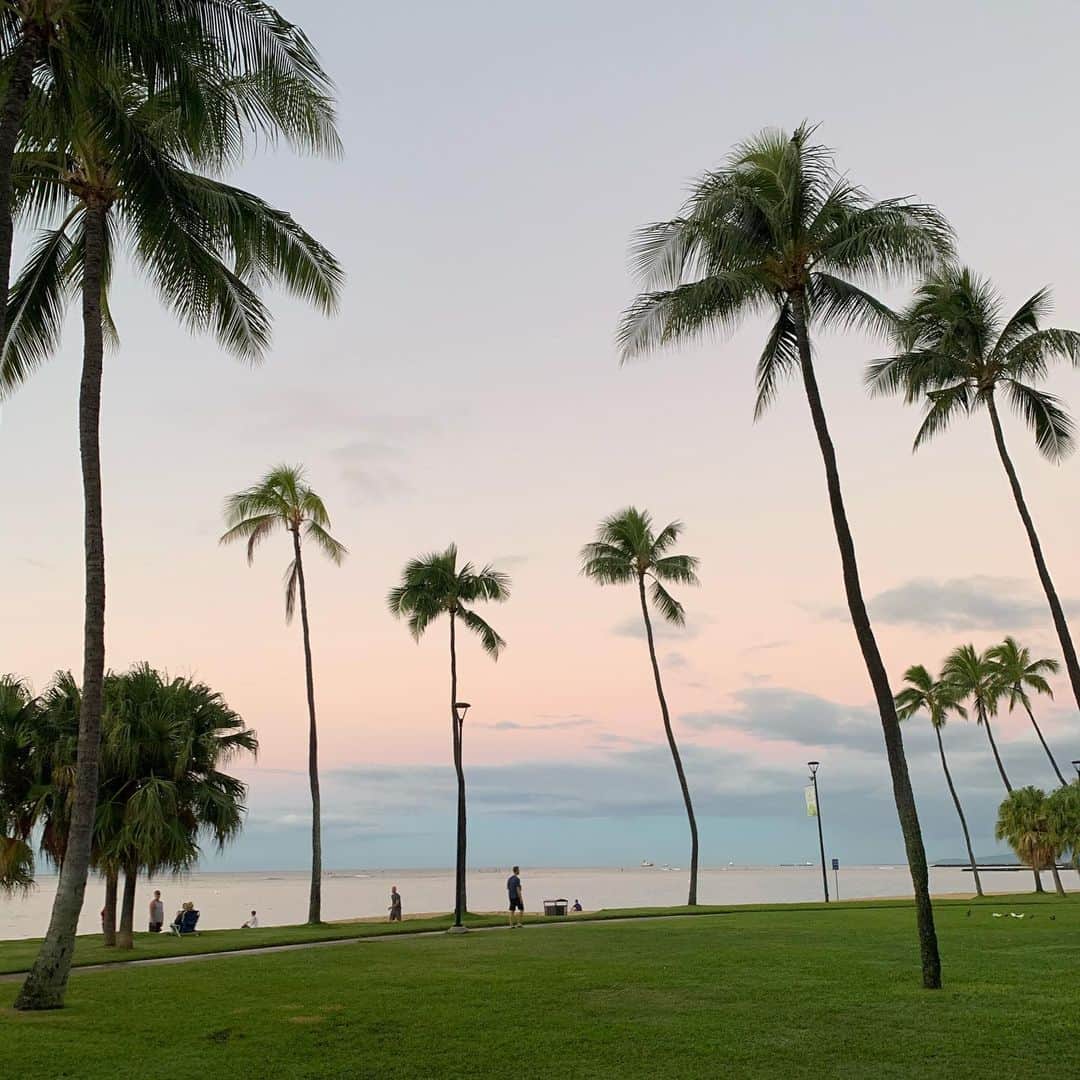 飯島寛子さんのインスタグラム写真 - (飯島寛子Instagram)「Good morning from Waikiki. 7:05am  今日もよろしくお願いします💕 #waikiki #walking  #ハワイ」1月6日 3時06分 - hirokoiijima