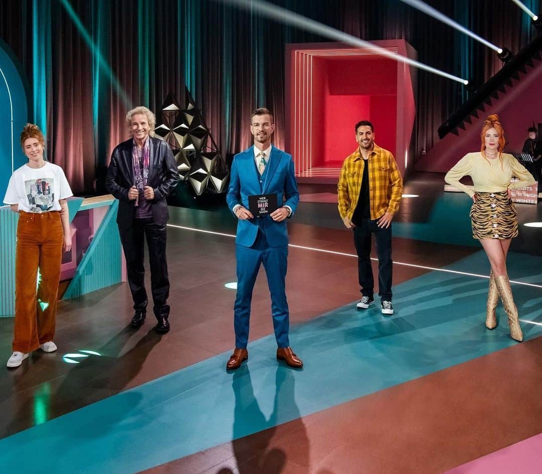 エリヤス・エンバレクのインスタグラム：「Heute Abend spielen @palinski ,Thomas Gottschalk und eine Zuschauerin auf @prosieben  um die neue Show von @officiallyjoko! Wer Bock hat, schaltet um 20.15h ein und sieht uns zu:)」