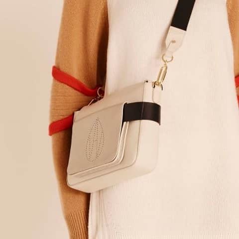 アマンダ ウェイクリーのインスタグラム：「Chic utility... the multifunctional Thurman bag with a detachable pocket that can be styled as a clutch or a mini cross-body... one bag, three ways!  #crossbodybag #utilitybag #whitebag #utilitarian #sportsluxe #statementbag」