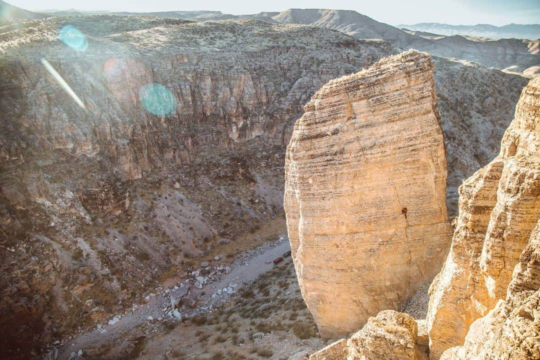 シャーロット・デュリフのインスタグラム：「Dutchman's Draw has been my winter's favorite crag this year, few hours South of Salt Lake ❄  This feature is pretty unique, lost deep in a quiet canyon at the Utah-Arizona border. The rock is very enjoyable, making for long and technical routes which I particularly love 🥰 Check out the link in my bio to watch our @coldhousemedia episode from there on @epictvclimbing 🔝  @joshlrsn and I keep going back, so we gave ourselves the challenge to send the entire tower 🥵  including the 8 routes 8a and up, which I did 3 of so far up to 8b.. So I guess we're good to go back again and again, yay ! 🤗  🧗🏼‍♀️ : @natalieconnell_art from our first trip there with @adamgconnor 📷 : @coldhousemedia @chadurif @joshlrsn   @petzl_official @eb_climbing @mountainhardwear @volxholds @luxov_connect」