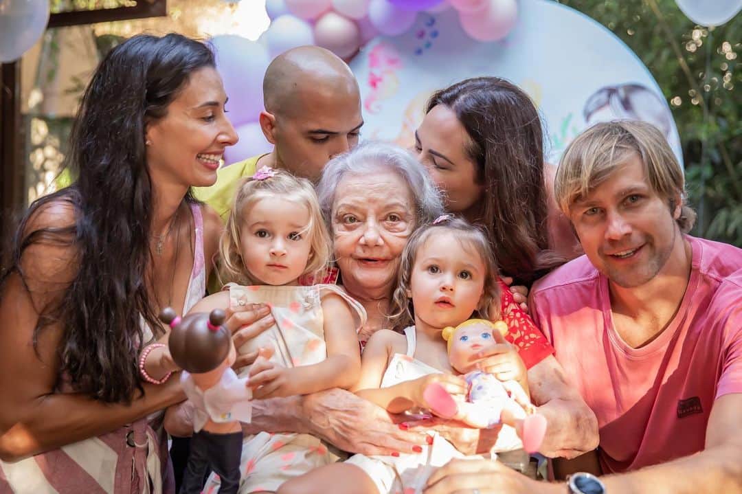 シェイラ・カストロのインスタグラム：「Foto muito especial de novembro! Com avó (bisa), primos, marido e filhas!!! Por isso que gosto tanto de foto, congela momentos, nos faz reviver dias especiais! #minhafamilia #albumdalizeninna #sheillacastro」