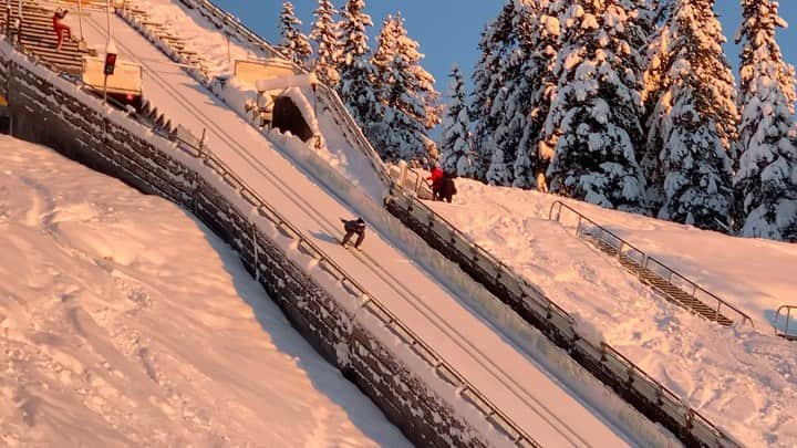 マーレン・ルンビのインスタグラム：「God Jul og Godt Sparkføre. Ganske fint om dagen☀️」