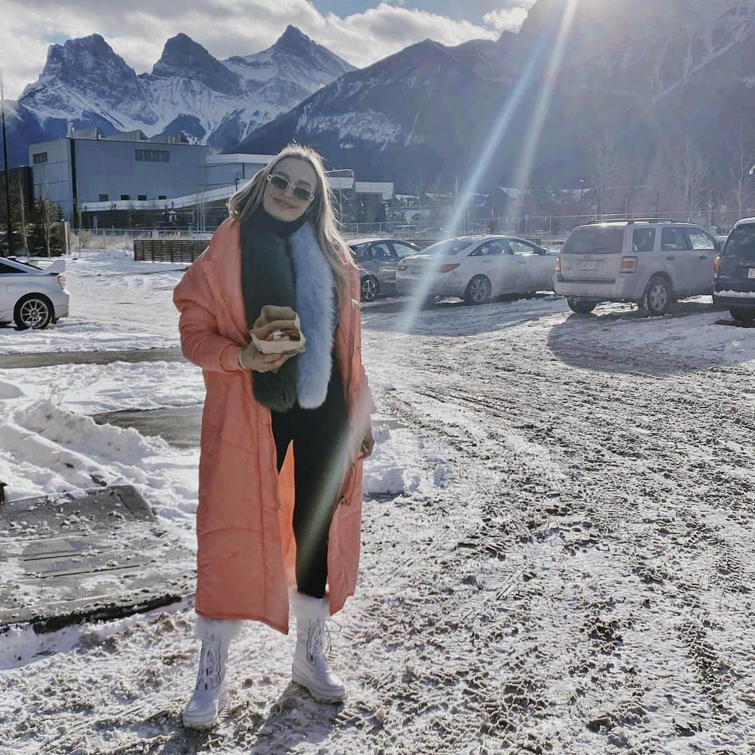 SONYA ESMANのインスタグラム：「Bagels pre-snowboarding in Banff might just be better than a lot of things. 💖」