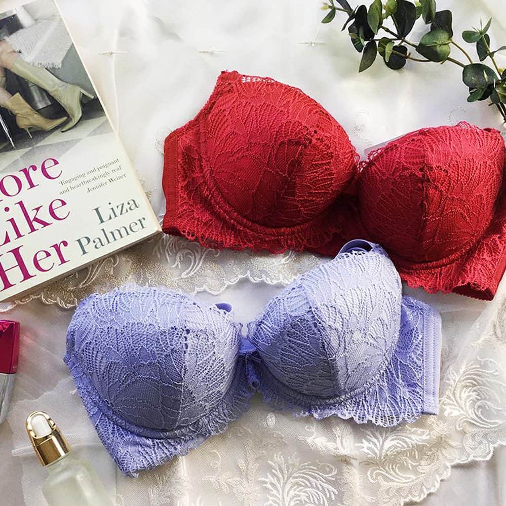 ブラデリスのインスタグラム：「Confidence comes easily in the exquisite Mary plunge bra. The narrower, deeper cups lift and shape your bust beautifully to create a fuller, rounded cleavage while the Raschel lace in flower petals motif adds the perfect touch of elegance. #bradelisny #lingerie #bras」