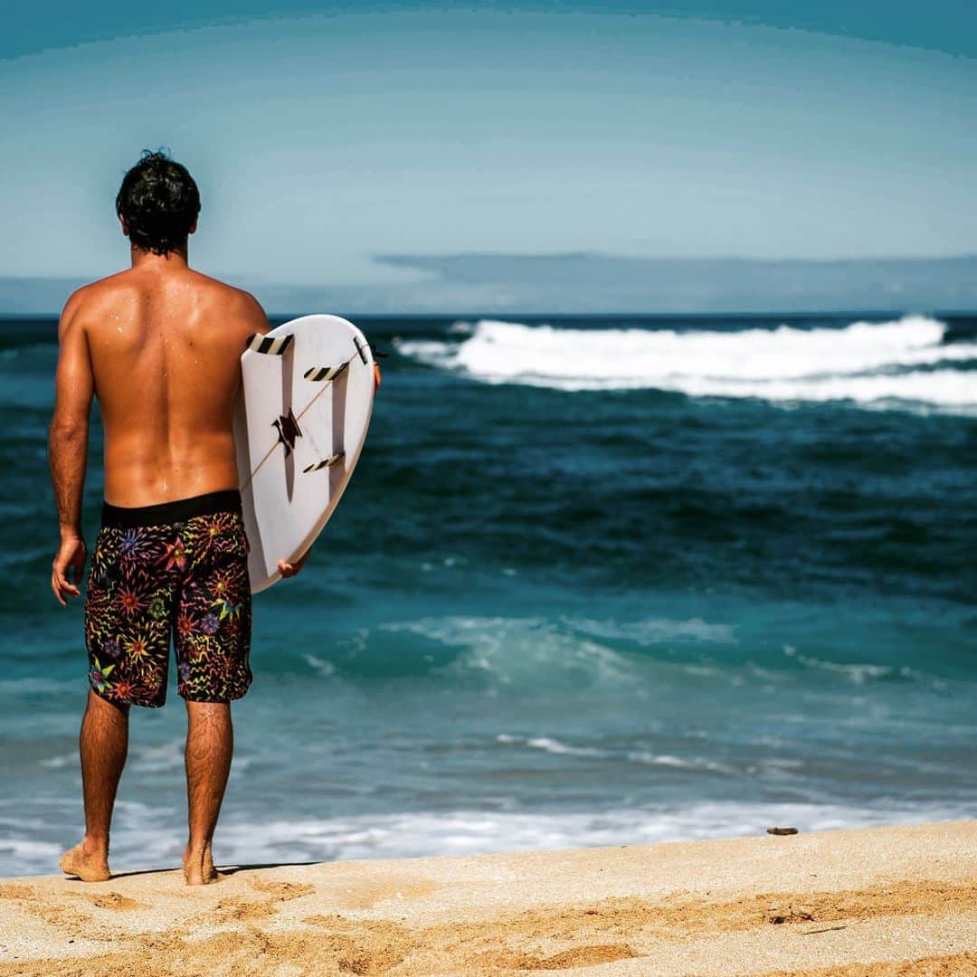 ジェレミー・フローレスのインスタグラム：「So no more Sunset & Santa Cruz ❌ The next couple of events are cancelled or postponed ! We adapt, as usual. Meanwhile the waves are good so gonna enjoy these next swells. Can’t complain 🤙🏼. . Les prochaines étapes (Sunset et Santa Cruz) viennent d’être annulé. Faut s’adapter, pas le choix. Les vagues sont magnifiques en ce moment donc on n’est pas à plaindre tant qu’on peut surfer. . 📷: @badboyryry_」
