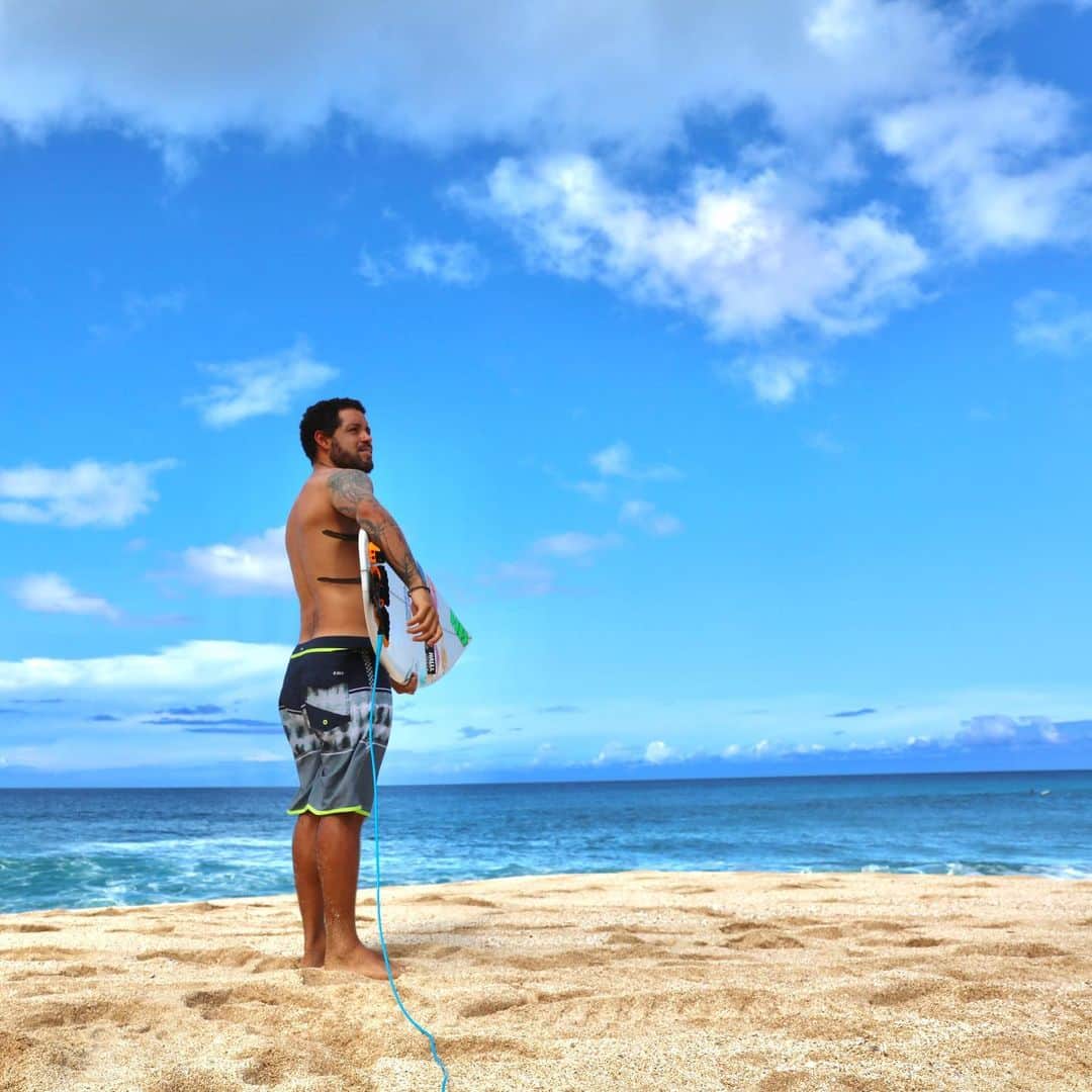 アドリアーノ・デ・ソウザのインスタグラム：「Infelizmente a temporada do Hawaii não foi completa devido ao governo Havaiano, por medidas de segurança da nova variante do Covid -19 as ultimas semanas os casos subiram muito, a ilha não suporta muita gente infectada, por outro lado temos a @wsl que lutou bravamente para a realizações dos eventos. A etapa de Santa Cruz foi adiada e irá retornar em outra data, somente tivemos o cancelamento de Sunset. Cheguei no Hawaii dia 2 de outubro, passei por momentos bons e ruins com uma lesão no joelho, uma semana antes do Pipemaster, tudo que eu vinha planejando por meses caiu feito jaca do pé, acredito não só comigo, mas pelo mundo a fora as energias não estão das melhores e o Covid ainda está mais vivo do que nunca. A perna da Austrália continua confirmada para Abril e até lá esperamos um plano melhor, uma situação melhor 🙏, que menos pessoas sejam infectadas, e sem mortes 🙏 causada pelo Covid-19. Obrigado @wsl e a todos membros que lutaram pelo retorno.」