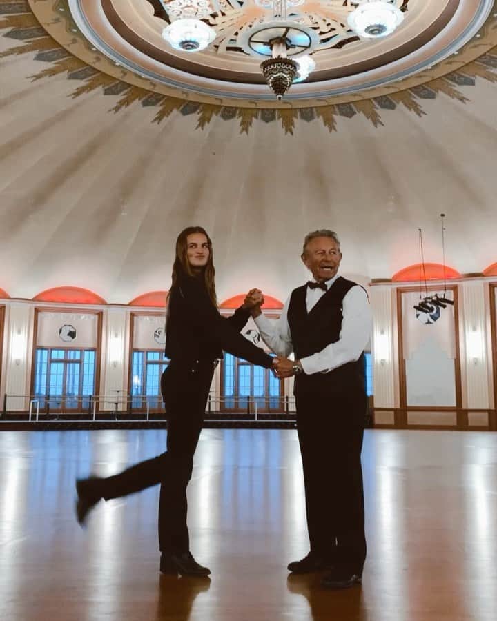 ストーミ・ヘンレイのインスタグラム：「I miss dancing in public places with strangers 😭 this was the perfect combo of cringy and fun loll」