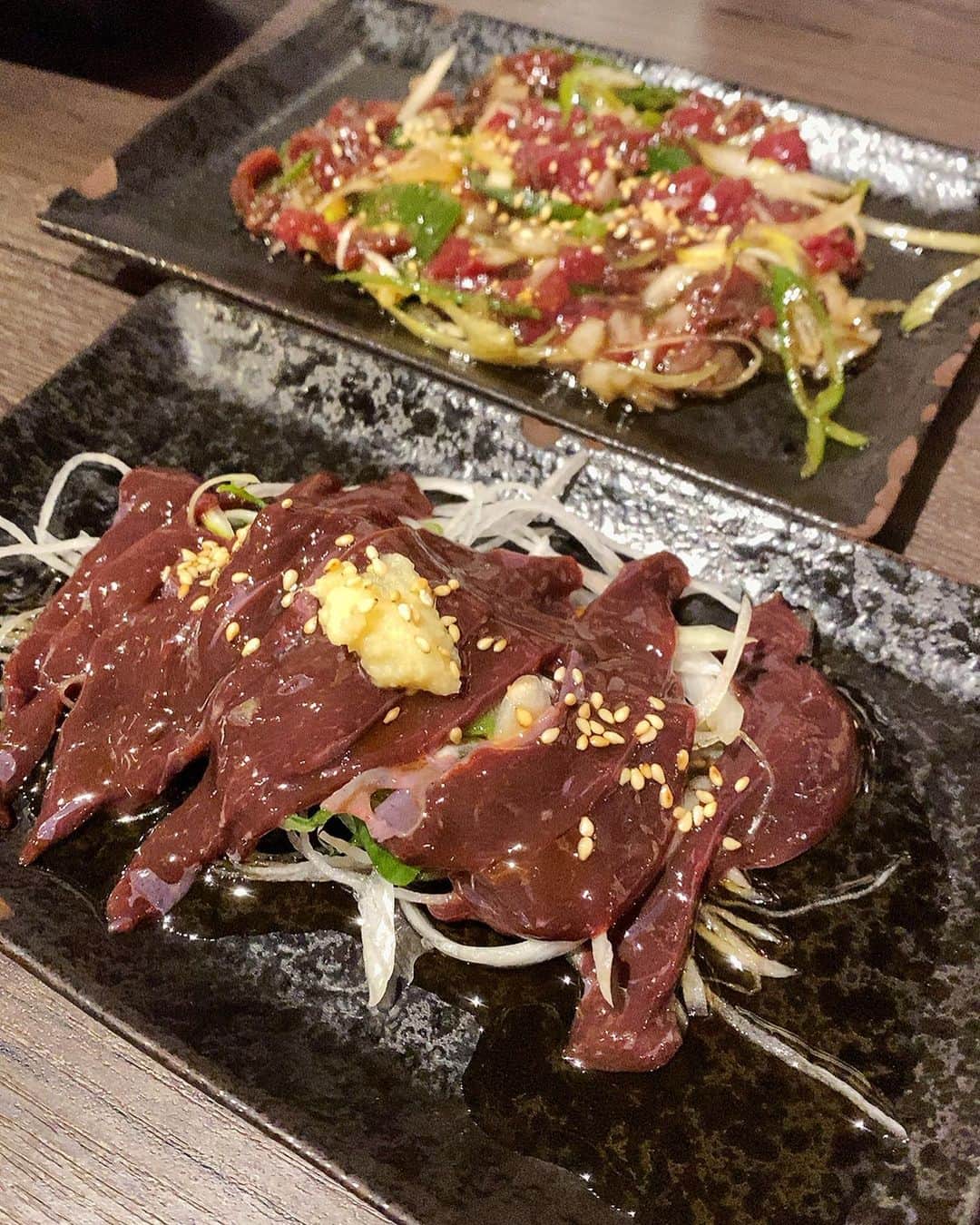 のインスタグラム：「お肉が食べたいよぉ〜(´；ω；`)  夜中に写真見ながら、お腹空く。  最近の幸せは…美味しい物を食べる事。これに尽きる。  #飯テロ #馬肉 #レバ刺し #ぶつ切り肉 #ごま油 #塩ダレ #日本 #日本食 #meal #Japan #Japanesefood #meat #foodstagram #food #actress #model #talk #likeforfollow」