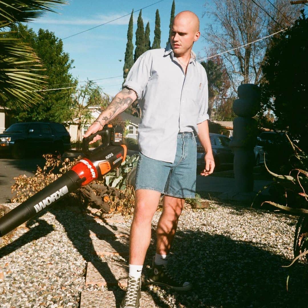 ブランドン・シェイアのインスタグラム：「y’all like my leaf blower? 🤣」