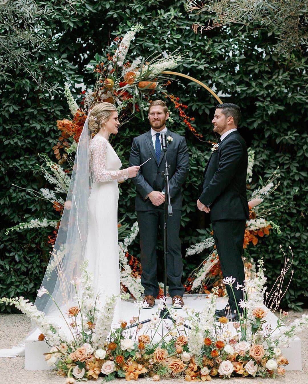 Pronoviasさんのインスタグラム写真 - (PronoviasInstagram)「The perfect minimalist and most romantic ceremony. Congratulations to Claire and Benet for celebrating that #LoveConquersAll. "Having the wedding at a familiar restaurant in our hometown was special, and the location is so unique with a lot of character and beauty on its own." #PronoviasBride @jeremychouphotography @redbirdla @egfloraldesign   @enblanc_la @martha_weddings」1月6日 4時03分 - pronovias
