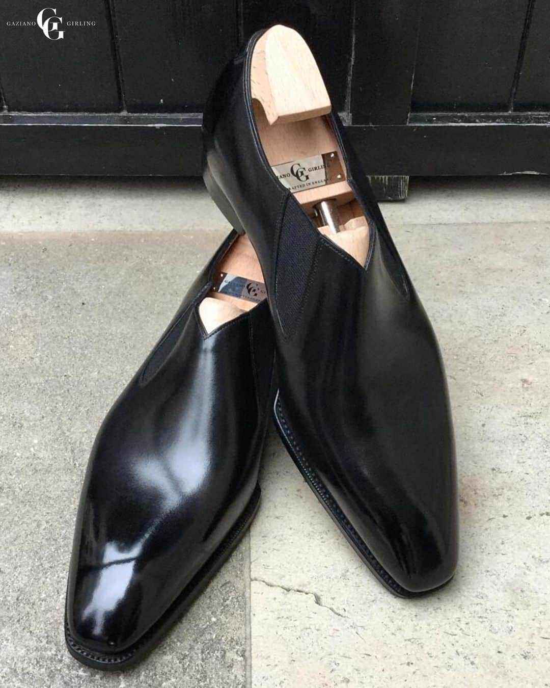 ガジアーノ&ガーリングのインスタグラム：「A beautifully sharp-looking shoe and timeless classic. The Dempsey in black on the square deco last. . . . . . . . . . . . .  #menstyle #classicshoes #elegantshoes #handwelted #handmadeshoes #classicfootwear #stylish #shoemaker #mensfootwear #bespokemakers #fashion #brspokemakers #bespokeshoes #mensfashion #madeinengalnd  #mensshoes #menswear #shoesoftheday #shoestagram #shoestyle #shoeporn #shoes」