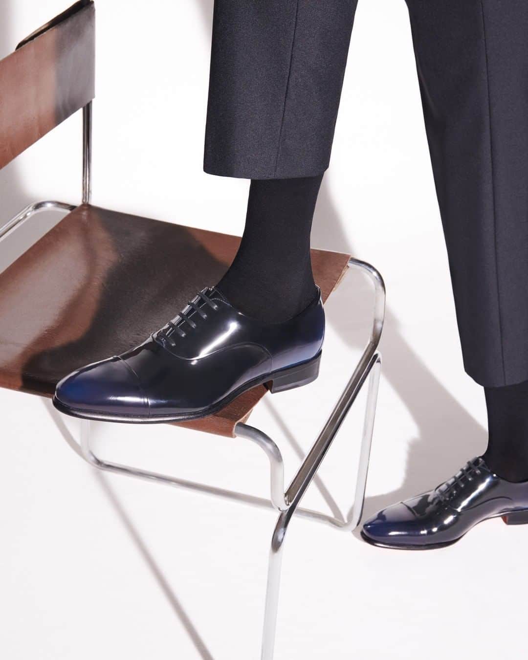 サントーニのインスタグラム：「Explore our collection of classics with a range of timeless styles; find your favourites for the holidays.  #Santoni #madeinsantoni #asparkofbeauty」