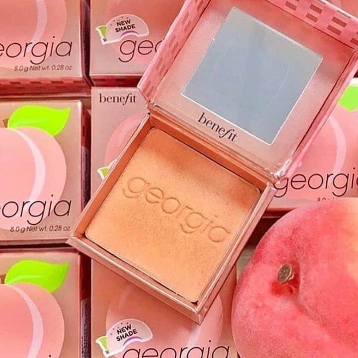 Benefit Cosmetics UKさんのインスタグラム写真 - (Benefit Cosmetics UKInstagram)「Georgia has always gotta' 🍑 of our hearts! Swipe Georgia over your cheeks for a sweet as peaches look 💖」1月6日 4時22分 - benefitcosmeticsuk