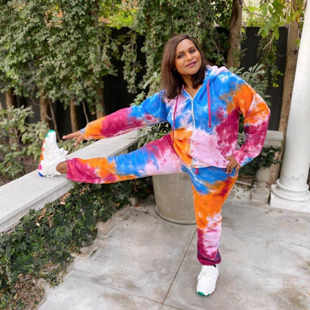 ミンディ・カリングのインスタグラム：「Most of my workouts are just stretching TBH」