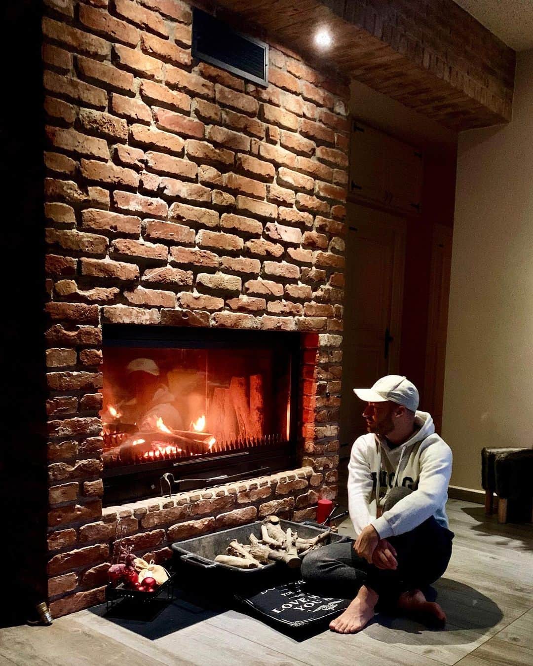 jotipolizoakisのインスタグラム：「it’s the little things in life. 🪵🔥」