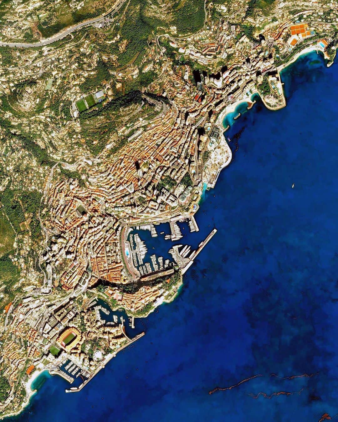 Daily Overviewさんのインスタグラム写真 - (Daily OverviewInstagram)「Monaco is a sovereign city-state on the French Riviera, not far from the France-Italy border. With an area of 0.8 square miles (2.1 square kilometers), it is considered a “microstate” and is the second smallest sovereign state in the world, after Vatican City. Monaco is home to some 38,000 residents, around 30% of which are millionaires — the state has no income tax, low business taxes and is a well-known tax haven. - Created by @overview Source imagery: @airbus_space」1月6日 4時27分 - dailyoverview