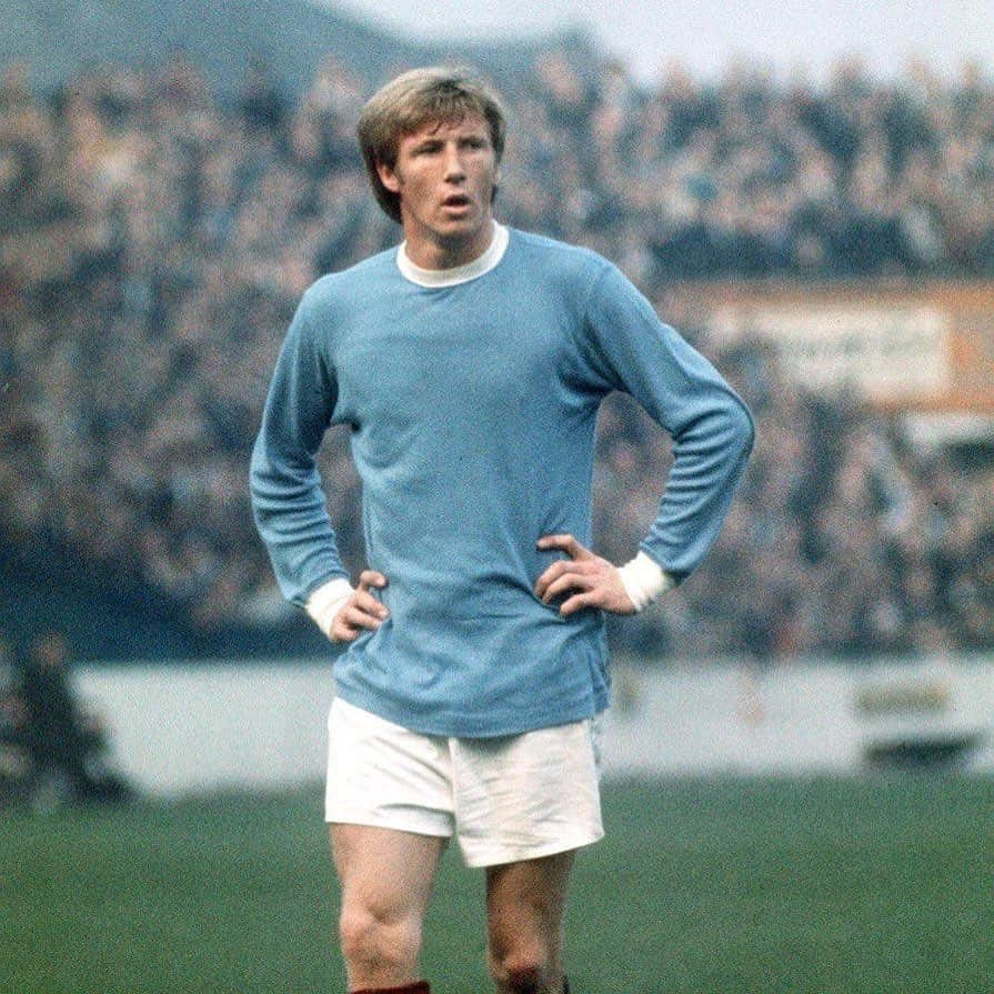 マイカ・リチャーズさんのインスタグラム写真 - (マイカ・リチャーズInstagram)「The saddest news to see about Colin Bell passing away 😢. There are club legends and then there are the legends who get stands named after them. He was special.  I have such fond memories of speaking with him in the players lounge after matches and hearing from so many @mancity fans about what a wonderful player he was.   He was one of the nicest men ever. Condolences to his family. 🔵⚪️  #mcfc #mancity #colinbell」1月6日 4時34分 - micahrichards