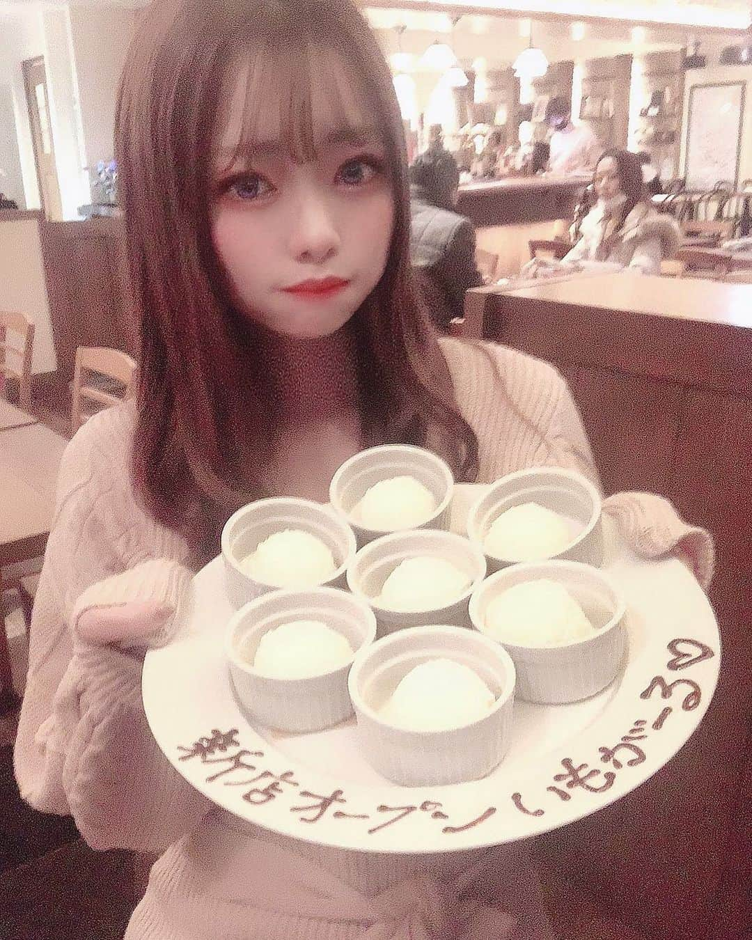 佐々木柚香さんのインスタグラム写真 - (佐々木柚香Instagram)「・ ・ いもがーる🍠💕 1/9に表参道にて秘密な焼き芋第1号店オープンするよ♡♡ ゆぴもまたお店にたつんだ〜♡♡ お芋だいすき💕  🍠🍠ゆっぴ〜のお芋豆知識🍠🍠 さつまいもは食物繊維たっぷり♡ 食物繊維は、善玉菌を増やして腸内の悪玉菌や 毒素を体の外へ排泄させてくれます！ 便秘を解消することで 腸内環境も改善されるので お肌のトラブルやニキビの改善にも つながります♡ 他にも糖分をエネルギーに変えてくれるビタミンBや 抗酸化作用があって老化防止に繋がるビタミンE お肌にハリやツヤを与えてくれるビタミンCもたっぷり♡ そしてむくみ対策に効果的なカリウムは 白米の18倍も含まれています。。！ 甘くて美味しいのに肌も綺麗になって ダイエットにぴったりな食材です♡  みんなもさつまいもを食べて 内から綺麗と健康を手に入れよう💪🏻💕   #美容 #美容好きな人と繋がりたい #美容垢 #美容情報 #エステ #エステティシャン #エステサロン #さつまいも #コンカフェ #コンカフェ店員 #自撮り #自撮り女子 #自撮り界隈 #自撮り界隈の人と繋がりたい #原宿 #秘密な焼き芋 #焼き芋 #美容オタク #美容マニア #美容家 #美食 #健康 #食物繊維 #ダイエット #ダイエットメニュー #ダイエット記録 #ダイエットアカウント #ダイエット部 #ダイエット料理 #ダイエット女子」1月6日 4時45分 - yuka_burlesque