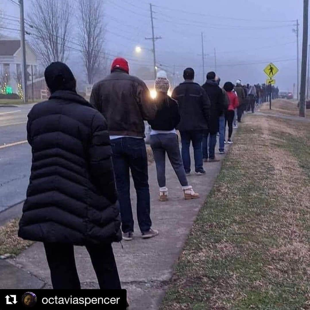 シャーリーズ・セロンさんのインスタグラム写真 - (シャーリーズ・セロンInstagram)「All eyes on #Georgia today! Amazing to see how many Georgians stood in line to cast their votes early, and how many more are showing up to the polls today. As long as you are in line by 7 pm tonight, you can’t be turned away! So #StayInLine!!! If you run into any issues call the Election Protection Hotline at 866-OUR-VOTE. #ThankYouGA #Vote」1月6日 4時43分 - charlizeafrica