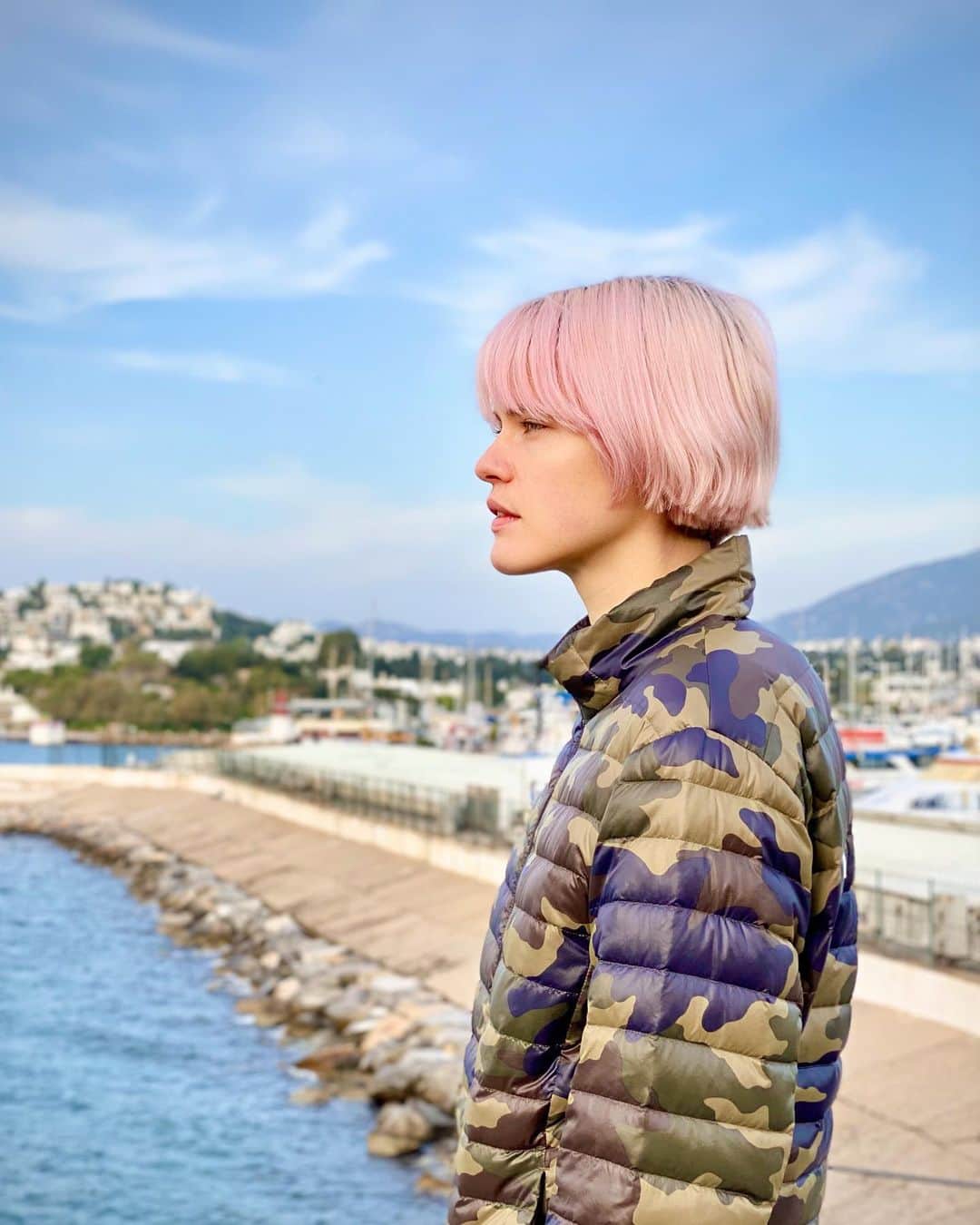 Kris Gottschalkのインスタグラム：「2021  —————— New year - new hope - new attitude - new plans - new adventures  —————— I miss life, my friends, exploring and dancing, hugging and sharing and I can’t wait for a piece of normality to re-emerge.  2021 you promise to be a special one, the horizon is slowly lightening up, darkness is almost over and behind it lies a golden future. 🍯   #hopeforthefuture #changeiscoming #staystrong #thinkpink #loveyourself #newinspirations」