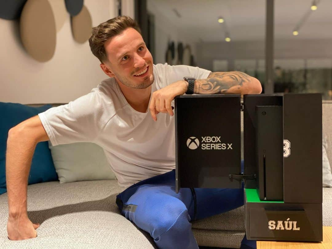 サウル・ニゲスさんのインスタグラム写真 - (サウル・ニゲスInstagram)「New toy 🎮 Thank you @xbox! ⚫️🟢 @xbox_spain #poweryourdreams #xboxseriesx #ad」1月6日 4時51分 - saulniguez