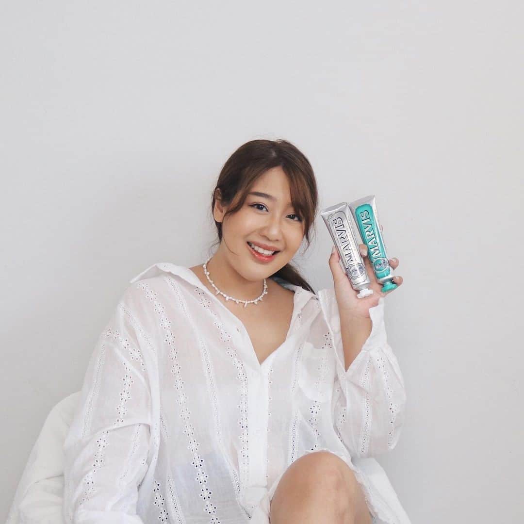 Marvis®️ Official Partnerさんのインスタグラム写真 - (Marvis®️ Official PartnerInstagram)「All smiles here! 😄What would you brush with today, Classic Strong Mint or Whitening Mint? 🤍💚⠀⠀⠀⠀⠀⠀⠀⠀⠀ .⠀⠀⠀⠀⠀⠀⠀⠀⠀ .⠀⠀⠀⠀⠀⠀⠀⠀⠀ .⠀⠀⠀⠀⠀⠀⠀⠀⠀ .⠀⠀⠀⠀⠀⠀⠀⠀⠀ 📸@earthpynn」1月6日 5時03分 - marvis_usa