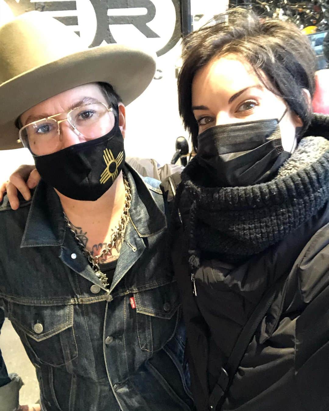 ジェイミー・アレクサンダーのインスタグラム：「Hands down the coolest person I know: @whatgoldtooth ✨ Sorry I missed you @realleadelaria 🤪」