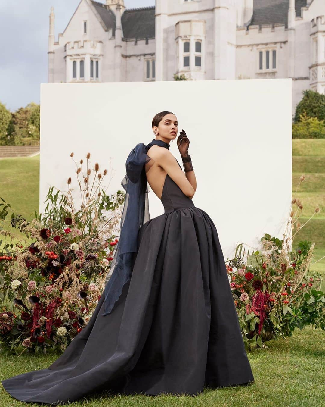 Harper's BAZAARさんのインスタグラム写真 - (Harper's BAZAARInstagram)「Happy Birthday, #DeepikaPadukone! At the link in our bio, we’re revisiting our fall 2019 digital cover story where the Bollywood actress opens up about her global domination.    Photographer: @david_roemer  Stylist: @carrielauren  Hair: @earlsimms2  Makeup: @naokoscintu  Nails: @robbietomkins」1月6日 4時59分 - harpersbazaarus