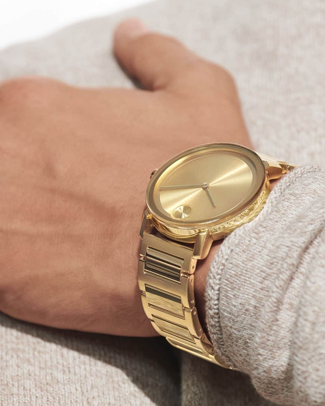 モバードのインスタグラム：「A Bold evolution is striking in gold. #MovadoBold #BoldEvolution」