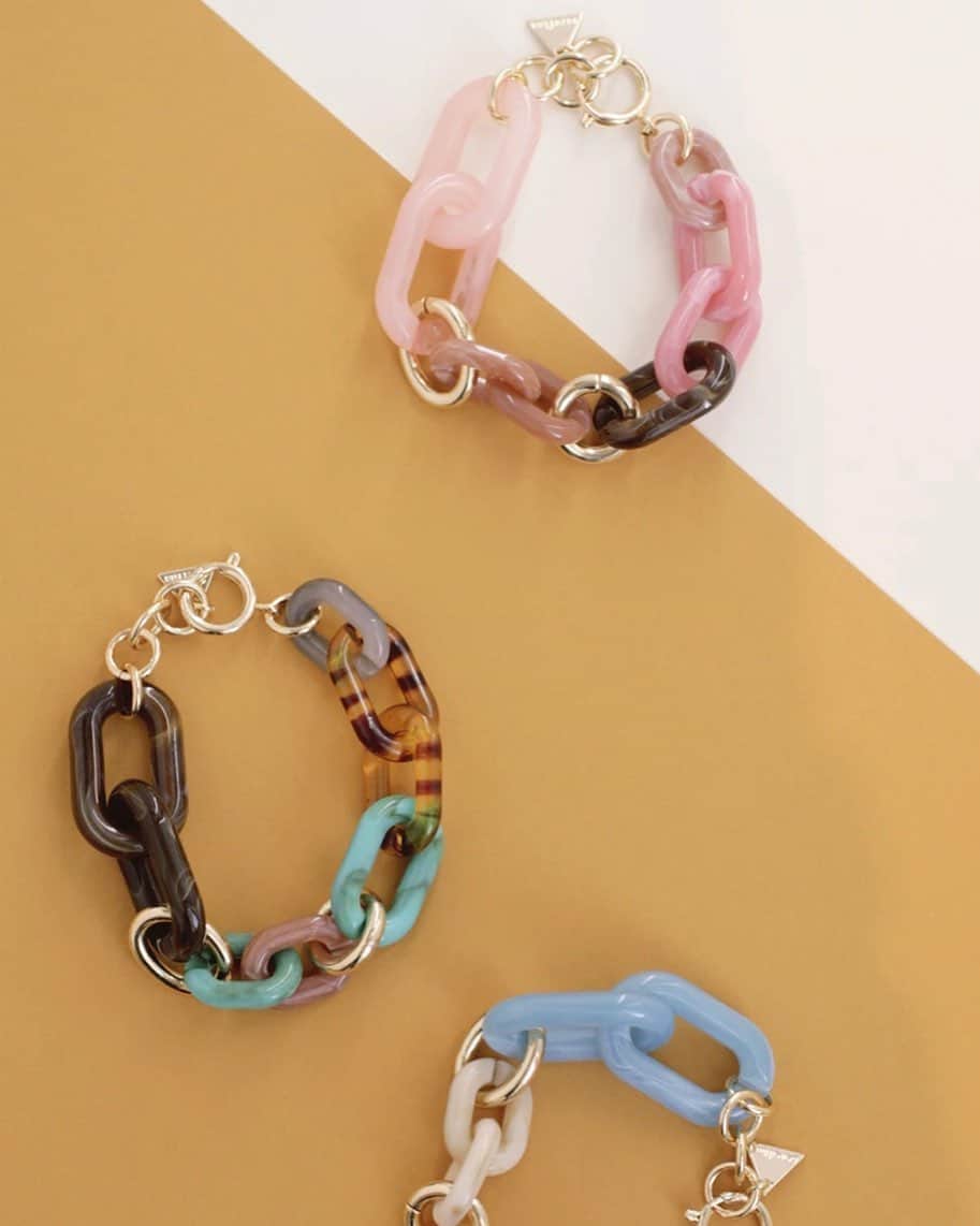 セレフィーナのインスタグラム：「a little pop of color to brighten your winter feed 🎨 ft. resin chain link bracelet」