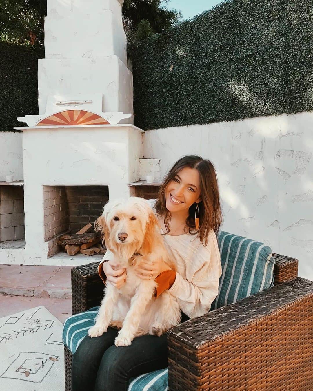ケイト・ボイージェルのインスタグラム：「2021, it sure is good to see you ✨ enjoying the sunny LA weather on our back patio has been an amazing way to start the year! This is one of my favorite spaces in our new place, and I have a lot of ideas for fun updates and projects back here. Today on my blog @wethedreamers I’m sharing some progress photos of the whole patio/backyard and some inspiration for how I’m hoping to makeover this area. Head to the link in @wethedreamers bio for more pics and to read the full story! .  https://wethedreamers.com/blog/2021/1/5/kates-backyard-patio-progress-and-plans」