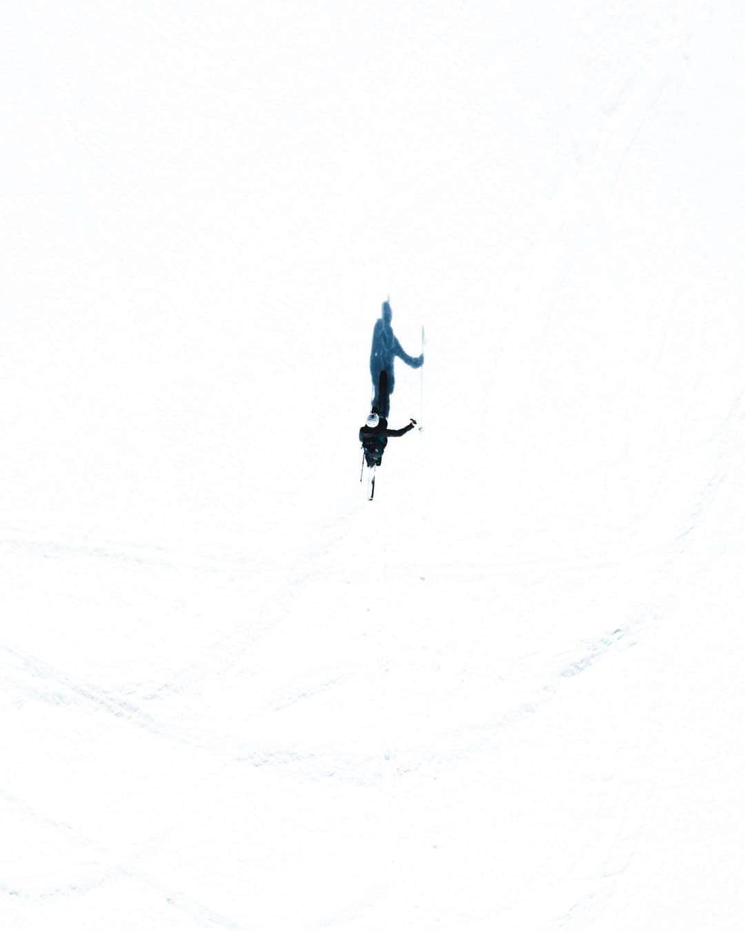 マウンテンハードウェアのインスタグラム：「The new year is always a time of reflection and envisioning. But, this year is a little different. If you’re like us, you might need a little extra inspiration to get your wheels turning and keep the psych alive. Hit the link in our bio to hear what keeps MHW team athlete @vivianbruchez dreaming of new lines. Photo: @mathis_dumas.」