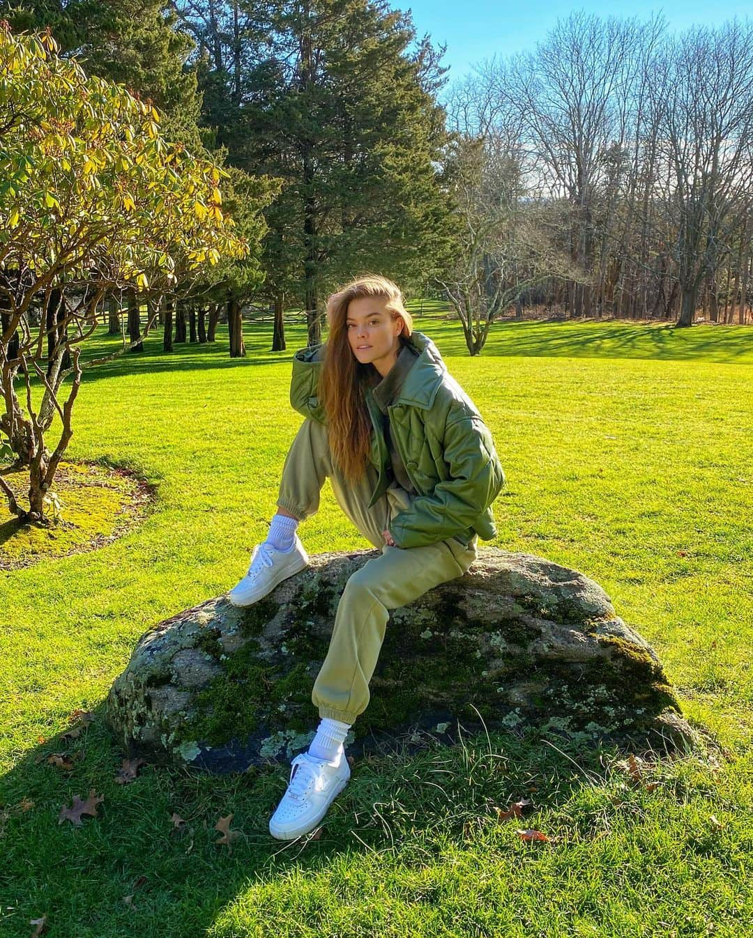 ニーナ・アグダルのインスタグラム：「Sweatpants are here to stay and I’m okay with that 👍💚 @shopbop #ShopbopMoves」