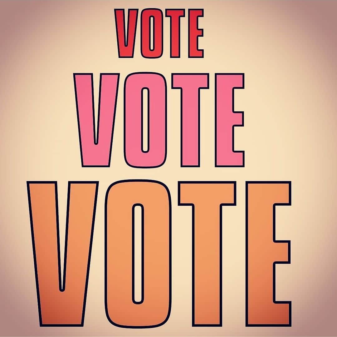 エリック・クリスチャン・オルセンのインスタグラム：「I believe in the theoretical checks and balances of our democratic process, but we are in unprecedented times with the obstructionist psychopathic tendencies of the likes of Mitch McConnell. If Democrats pick up the two seats and forge a 50-50 tie in the upper chamber, it's far from certain that we will be able to enact the kind of sweeping legislation on the environment, healthcare and the economy that is necessary. It will, however, give us a fighting chance at any legislative repair - and make it possible to appoint the administration officials and federal judges. Let's VOTE Georgia! Today is the gateway to significant change.」