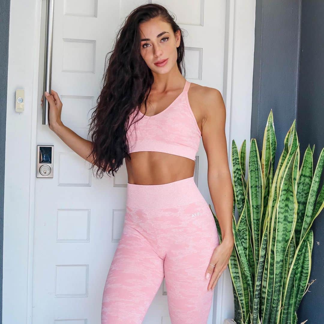 Danielle Robertsonのインスタグラム：「The new @beaybl Camo Collection is now available! 😍  I absolutely loveee this collection, the designs and stretch of the seamless fabric is so flattering!  These new designs are available in black, blue, green, grey, peach and pink. Swipe across to see my fave colours (I couldn’t choose just one ☺️)! Which is your favourite? 💕」