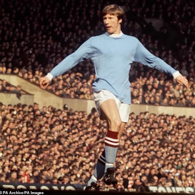 ヴァンサン・コンパニのインスタグラム：「So very sad to hear Colin Bell’s passing. Anyone who plays for City hears all about The King! A true Manchester City legend. I only wish I could have seen him play, this man was on another level. He was always incredibly kind and humble when I met him and Carla and I send our love to his family and friends . #CollinBell #ManCity」