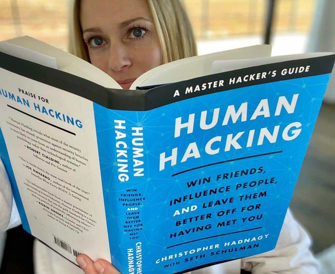 A・J・クックのインスタグラム：「JJ would love this book and I think you would too. Starting my year off reading my friends @socialengineerllc new book. It’s a #mustread and available now! #happynewyear #humanhacking」
